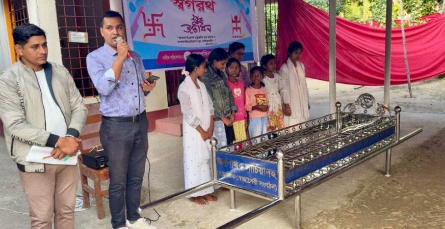 খুলনার তেরখাদার সাচিয়াদহ মন্দিরে স্বর্গরথ উপহার