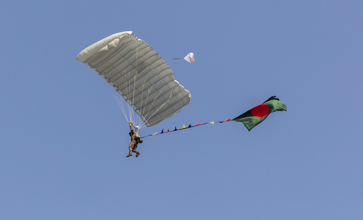পতাকা হাতে প্যারাট্রুপিং
